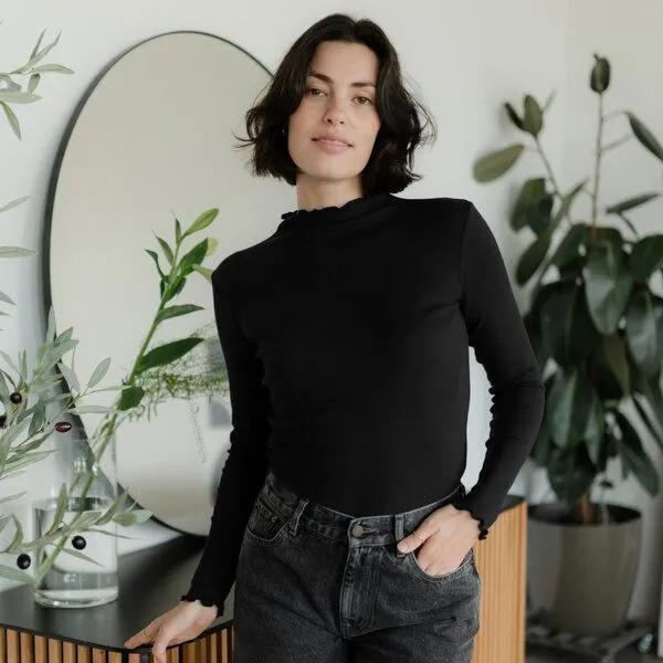 NORDLICHT NORDLICHT Geripptes Langarmshirt Lica mit kurzem Stehkragen, Schwarz, – Produktbild 2 von 3