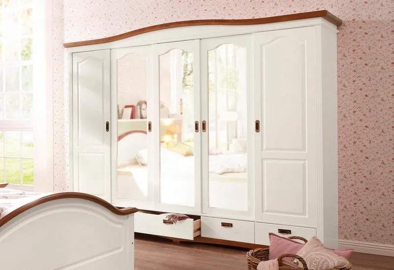 OTTO home Schiebetürenschrank Konrad, Landhausstil, rustikal, mit Schubladen + Spiegel, Kassetten (B/H/T ca. 249 cm x 207 cm x 64 cm) massive Kiefer, FSC®-zertifiziert, Messinggriffe, Weiß, – Produktbild 3 von 6