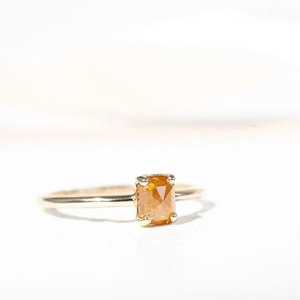 Eppi Eppi Goldring mit Salt and Pepper Diamant in Emeraldform Lucilia – Produktbild 3 von 3