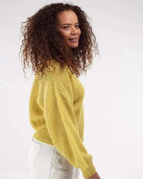 Alma & Lovis Alma & Lovis Leichter Pullover im Loose-Fit aus zartem Alpakastrick | Light V-Neck, Lime (gelb), – Produktbild 2 von 4