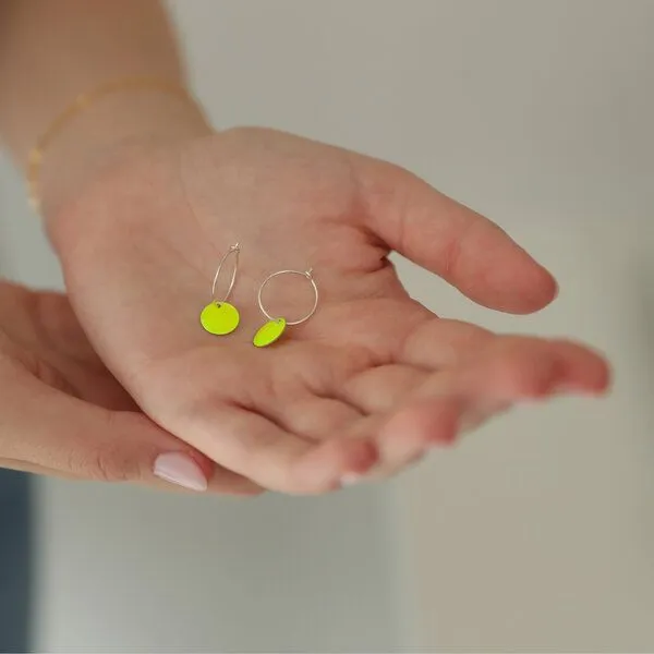 BELLYBIRD Jewellery BELLYBIRD Jewellery Ohrringe - emailliertes Plättchen, Anhänger aus Silber mit Emaille, Neon gelb, – Produktbild 7 von 7
