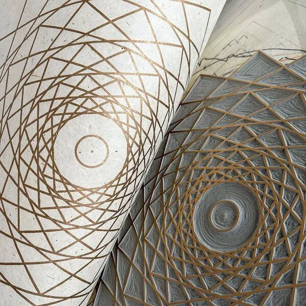 Veskor Cassiopeia Veskor Cassiopeia WHIRLING SQUARES Heilige Geometrie Linoldruck | 40 x 40 cm | Gold auf Naturweiß – Produktbild 2 von 4