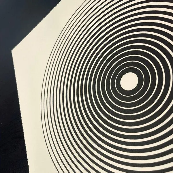 Veskor Cassiopeia Veskor Cassiopeia GONG Heilige Geometrie Linoldruck | 40 × 40 cm | Schwarz auf Creme – Produktbild 2 von 4