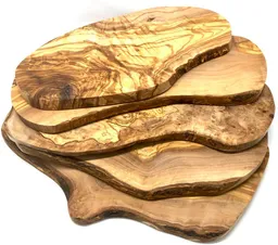 Olivenholz erleben Olivenholz erleben Frühstücksbrett rustikal aus hochwertigem naturbelassenem Olivenholz, Massivholz, (1-St), Mediterraner Look, rustikale Kante, organische Form – Produktbild 1 von 1