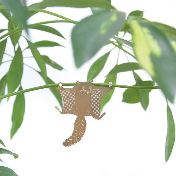 another studio another studio Plant Animal - Design Pflanzendekoration - Figuren aus Messing, Flughörnchen, – Produktbild 1 von 4
