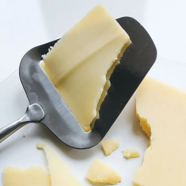 Biodora Biodora Käsehobel halbrund – Zertifiziertes Buchenholz – Ergonomisches Design für perfekten Käsegenuss – Produktbild 3 von 3