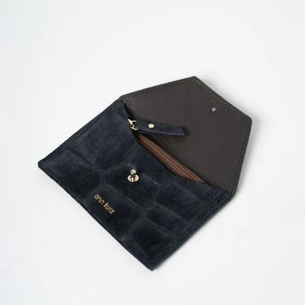 ann kurz ann kurz Tiny Envelope – kleines Portemonnaie aus Leder, Croco print suede navy, – Produktbild 2 von 2