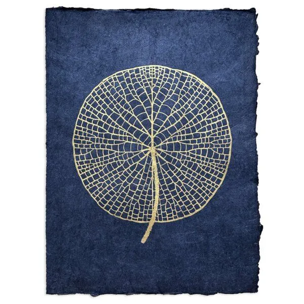 Veskor Cassiopeia Veskor Cassiopeia VICTORIA AMAZONICA Seerosenblatt Linoldruck | 37 x 50 cm | Lichtgold auf Tiefblau – Produktbild 1 von 4
