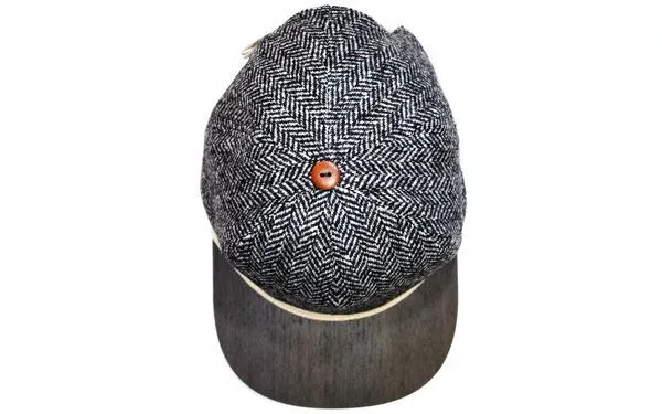 Lou-i Lou-i Tweed Cap mit edlem Holzschild Made in Germany - Sehr bequeme Wintercap, Schwarz-weiß, – Produktbild 4 von 4