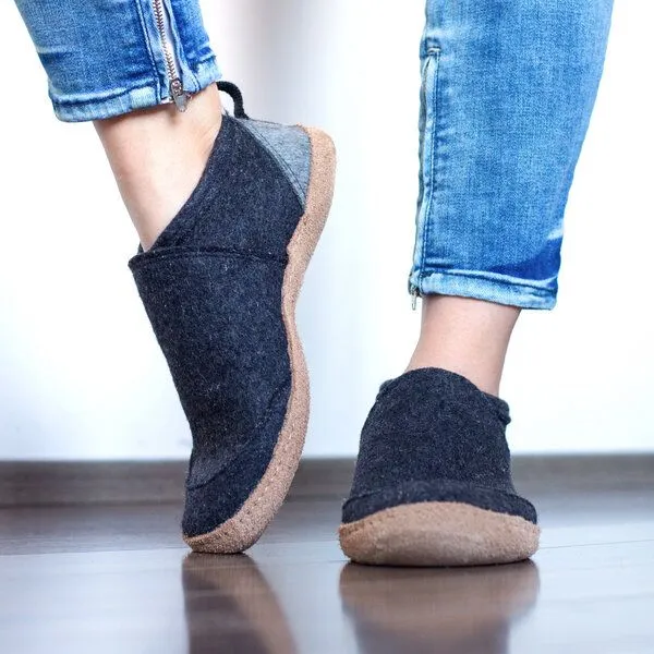 WoolFit WoolFit moderne Filz-Hausschuhe „Taiga“ mit geschlossener Form für einen stabilen Sitz, Dunkelgrau(grau), – Produktbild 1 von 3