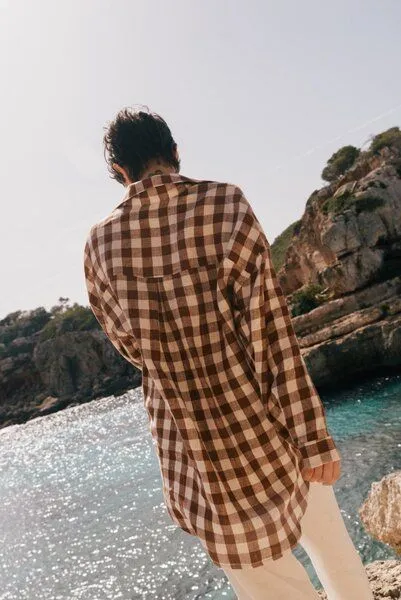 AmourLinen AmourLinen Molly Leinenhemd mit übergroßem Kragen, Mokka-gingham, – Produktbild 4 von 4
