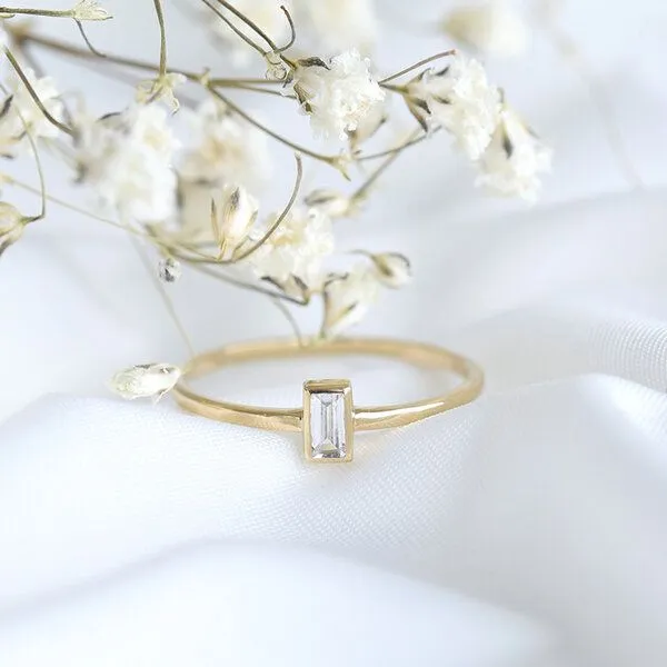 Eppi Eppi Minimalistischer Goldring mit Baguette Saphir Avice, Gelb, – Produktbild 2 von 4