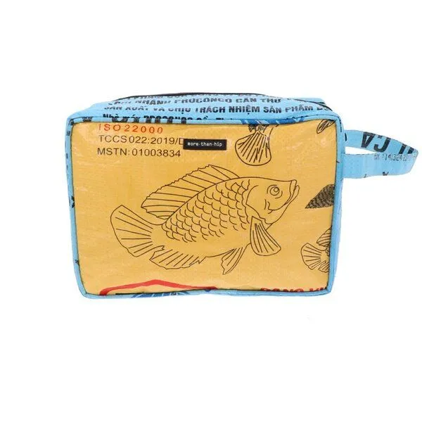 MoreThanHip MoreThanHip Kulturbeutel aus recyceltem Zement- oder Fischfuttersack - Yindee, Gelb/blau, – Produktbild 1 von 4