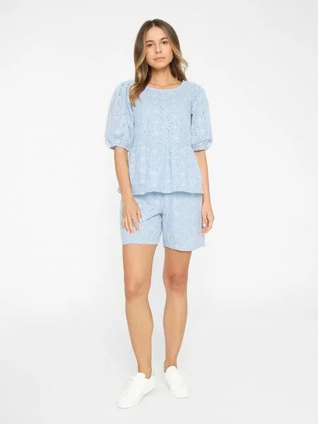 KnowledgeCotton Apparel KnowledgeCotton Apparel Kurze Hose - Embroidery Anglaise - aus Bio-Baumwolle/Leinen, Skyway (blau), – Produktbild 3 von 4