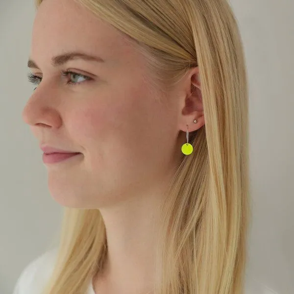 BELLYBIRD Jewellery BELLYBIRD Jewellery Ohrringe - emailliertes Plättchen, Anhänger aus Silber mit Emaille, Neon gelb, – Produktbild 1 von 7