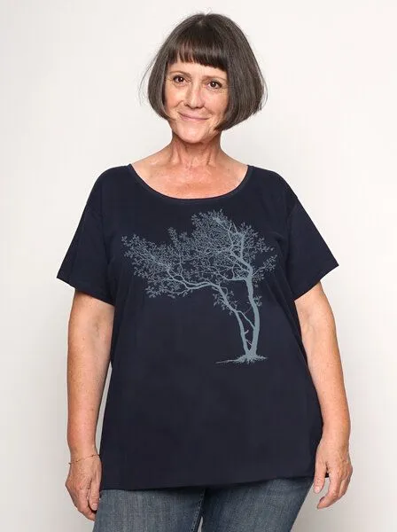 Peaces.bio - handbedruckte Biomode Peaces.bio - handbedruckte Biomode Bio-Damen-Loosefit-T-Shirt Fancy Tree, Navy, – Produktbild 1 von 2