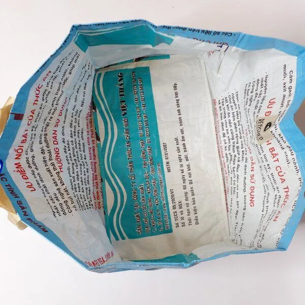 REFISHED fair fashion REFISHED fair fashion Tasche 'CARGO BAG' - upcycelte Fischfuttersäcke, #fish hellblau, – Produktbild 2 von 2