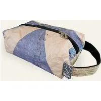 Nyuzi Blackwhite Nyuzi Blackwhite Kulturbeutel | Upcycling Waschtasche aus altem Zementsack, Blau traingle cement, – Produktbild 1 von 1