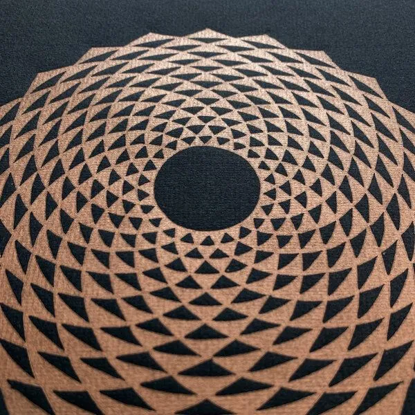 Veskor Cassiopeia Veskor Cassiopeia ETERNA FLORO Heilige Geometrie Linoldruck | 21 × 21 cm | Kupfer auf Schwarz – Produktbild 4 von 4
