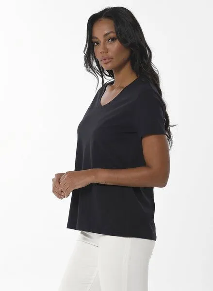 ORGANICATION ORGANICATION Damen Basic T-Shirt aus Bio-Baumwolle mit V-Ausschnitt, Black, – Produktbild 3 von 4