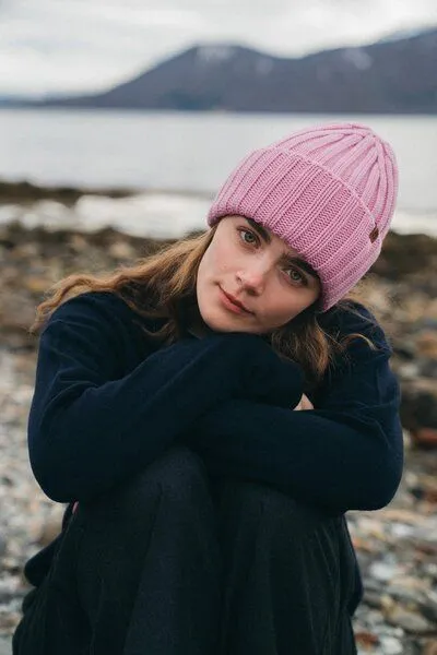Kopyto Kopyto GULO - Strickmütze aus 100% Merinowolle RWS-zertifiziert Mütze mit breiter Rippenstruktur, Pink, – Produktbild 1 von 4