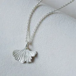 BELLYBIRD Jewellery BELLYBIRD Jewellery Halskette - kleines Ginkgoblatt, Anhänger/ Silber/ Silber vergoldet – Produktbild 1 von 1