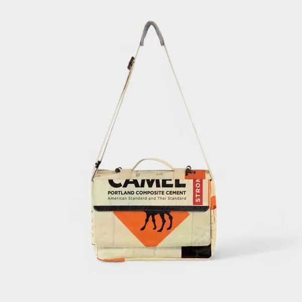 REFISHED fair fashion REFISHED fair fashion Tasche 'MESSENGER BAG' - upcycelte Zementsäcke, #cement beige-orange, – Produktbild 2 von 3
