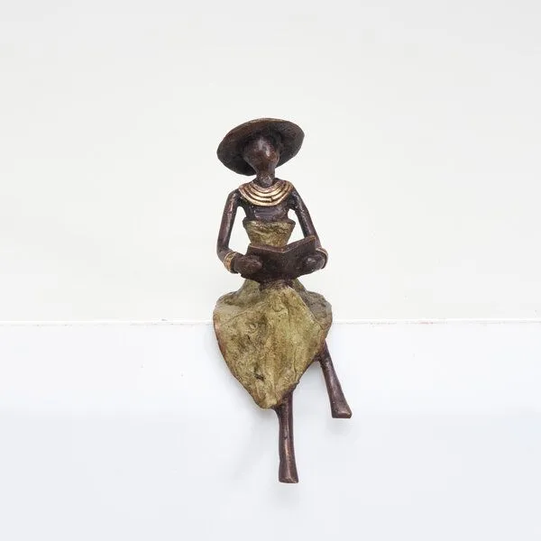 Moogoo Creative Africa Moogoo Creative Africa Bronze-Skulptur "Lesende Frau mit Hut " by Soré, Grün, – Produktbild 3 von 3