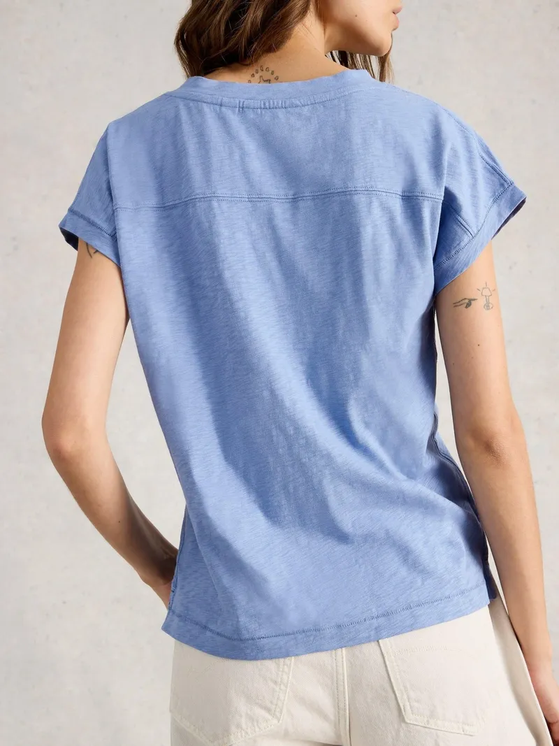 White Stuff T-Shirt Neve mit V-Ausschnitt - 42, Mittelblau, – Produktbild 4 von 4