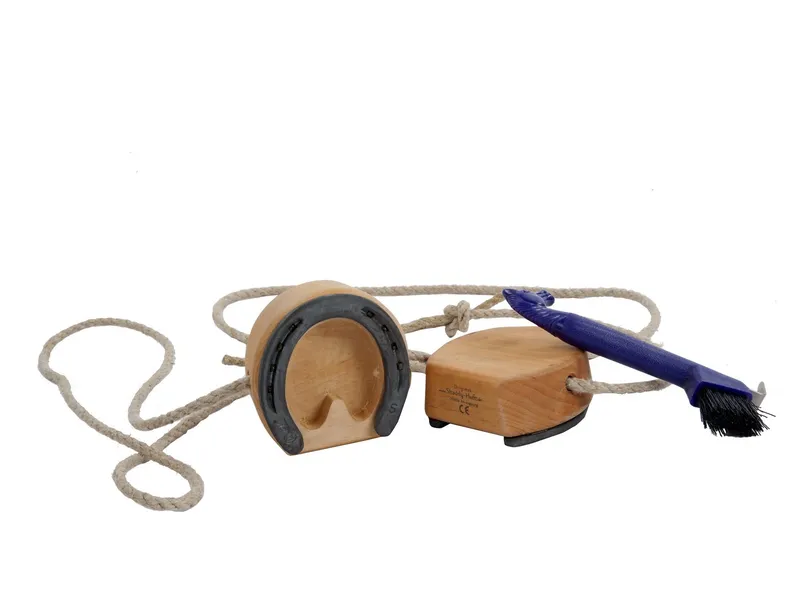 Jamso Kinder Shaddy Hufe Spielzeughufe aus Erlenholz mit echten Hufeisen Maße 12 x 11 x 5 cm, Natur, – Produktbild 1 von 2