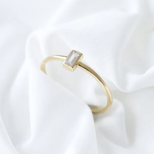 Eppi Eppi Minimalistischer Goldring mit Baguette Saphir Avice, Weiss, – Produktbild 3 von 4