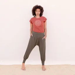 Jaya Jaya OM TENCEL - Damen - Yogashirt mit Om-Spiral-Frontprint aus Tencel-Baumwoll-Mix – Produktbild 1 von 1