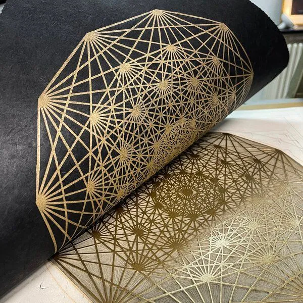 Veskor Cassiopeia Veskor Cassiopeia DEMIHEPTERAKT Heilige Geometrie Linoldruck | 40 × 40 cm | Gold auf Schwarz – Produktbild 3 von 4