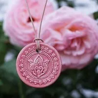 Schönes aus Indochina Schönes aus Indochina Schmuck aus Keramik, Medaillon Elefant, Lotus und Lebensbaum – Produktbild 1 von 1