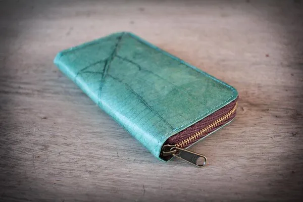 BY COPALA BY COPALA Portemonnaie aus recycelten Blättern / Nachhaltige vegane Brieftasche in türkis – Produktbild 2 von 7