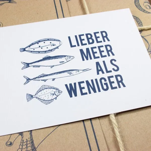 Bow & Hummingbird Bow & Hummingbird Postkarte Lieber Meer als weniger – Produktbild 3 von 3