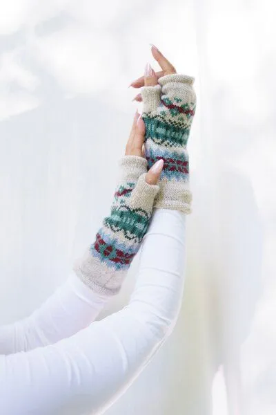 Haus of Namaste Haus of Namaste Handgefertigte Lammwollhandschuhe im Fair-Isle-Muster | 100 % Lammwolle in Haferflockenfarbe mit farbenfrohem geometrischem Muster | Ethisch produzierte, mulesingfreie, fingerlose Lammwollhandschuhe – Produktbild 2 von 4
