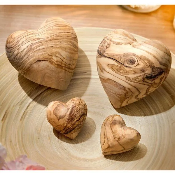 NATUREHOME NATUREHOME Olivenholz Herz Handschmeichler - Holzherz 10 cm aus Massivholz, Handgefertigt, Unikat, Deko & Geschenk zu Muttertag, Valentinstag & Weihnachten – Produktbild 5 von 7