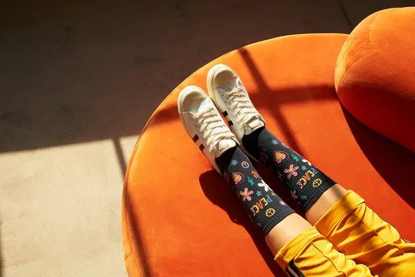 Natural Vibes Natural Vibes Peace & Love Hippie Socken Bio GOTS | Blaue Tennissocken | Bunte Socken | Herren Damen Socken – Produktbild 3 von 4
