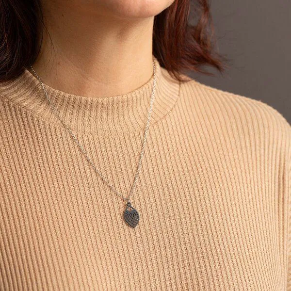 feinformart feinformart Kette mit Holzanhänger 'Leaf', Schwarz, – Produktbild 3 von 4