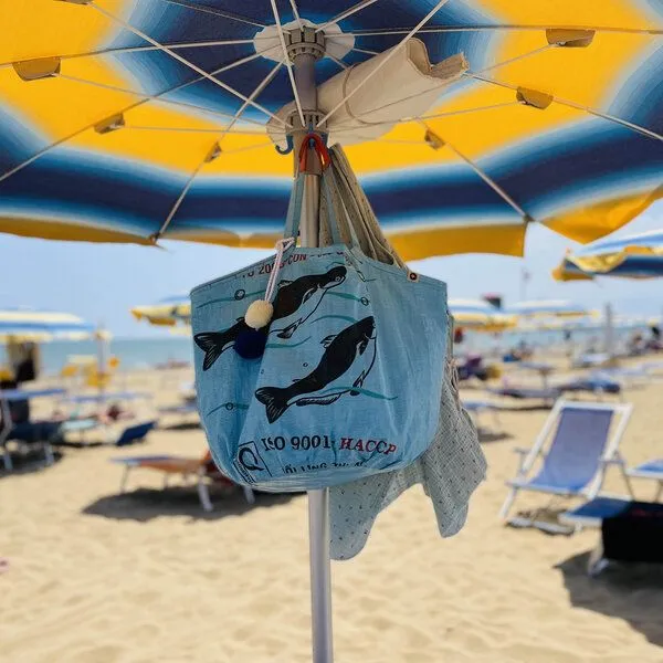 REFISHED fair fashion REFISHED fair fashion Tasche 'SOULMATE WATERPROOF' Limitierte Edition! - upcycelte Fischfuttersäcke, #fish hellblau/#wp hibiskus, – Produktbild 2 von 4