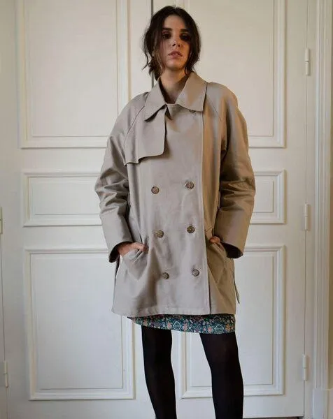 Aatise Kurzer Trenchcoat Zorane aus upgecycelter Baumwolle Farbe beige Aatise, Beige, – Produktbild 2 von 4
