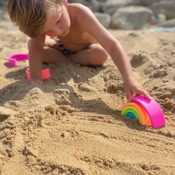 PETIKIDS PETIKIDS Montessori-Lernspielzeug: Stapelbarer Regenbogen in Neonfarben – Produktbild 3 von 4