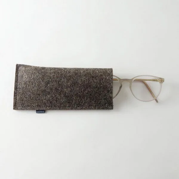 matilda k. manufaktur matilda k. manufaktur Brillenetui aus Wollfilz zum Einstecken in verschiedenen Farben 'justus', Braun, – Produktbild 3 von 4