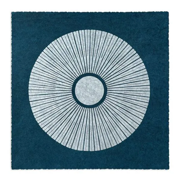 Veskor Cassiopeia Veskor Cassiopeia CENTRAL SUN Sonnen Linoldruck | 22 × 22 cm | Petrolblau, Silber, – Produktbild 1 von 2