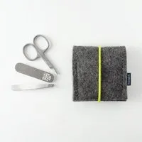 matilda k manufaktur matilda k. manufaktur mini-maniküre-set 'ella' aus Wollfilz mit Rundgummi-Verschluß in vielen Farben, Dunkelgrau, – Produktbild 1 von 7