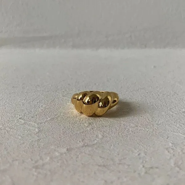 noemvri fashion label noemvri fashion label Croissant Ring asymmetrisch, Gold, – Produktbild 2 von 4