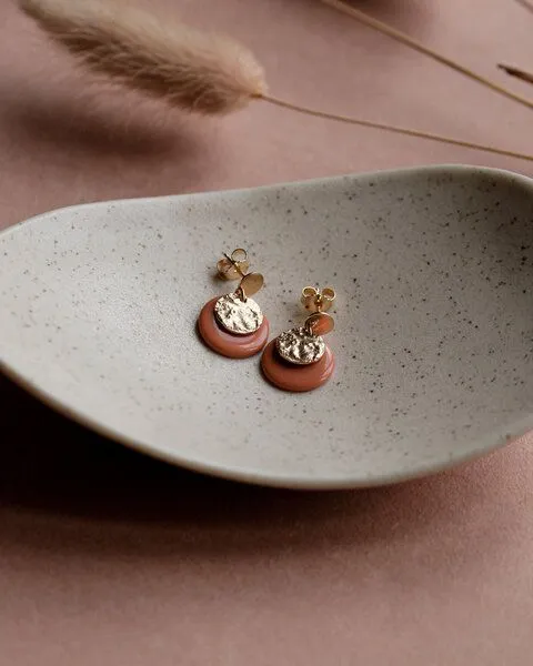 lille mus lille mus Ohrstecker 'Mondplättchen' aus Porzellan und 925 Silber, Orange, – Produktbild 5 von 6