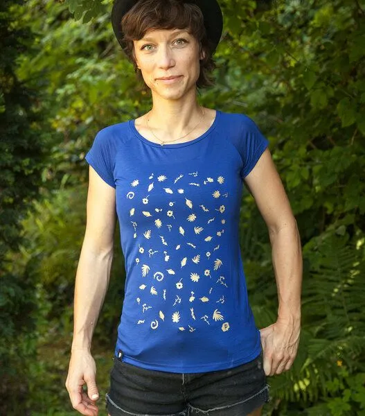päfjes päfjes Goldene Blüten & Blätter - Fair gehandeltes Frauen T-Shirt mit TENCEL Lyocell, Blau, – Produktbild 1 von 4