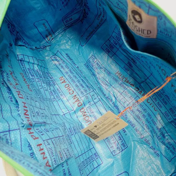 REFISHED fair fashion REFISHED fair fashion Tasche 'SPORTY BAG' - upcycelte Fischfuttersäcke, #fish moosgrün, – Produktbild 4 von 4